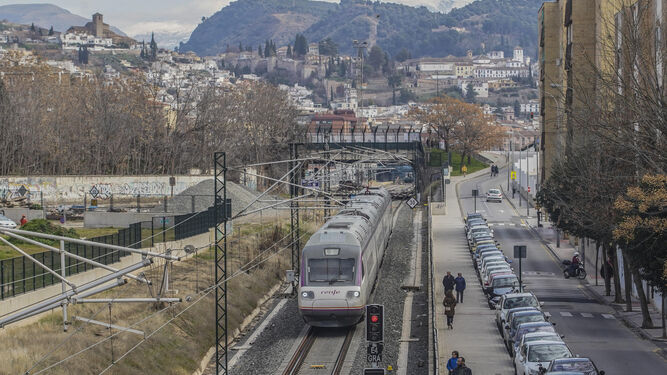 Un tren Avant saliendo de Granada
