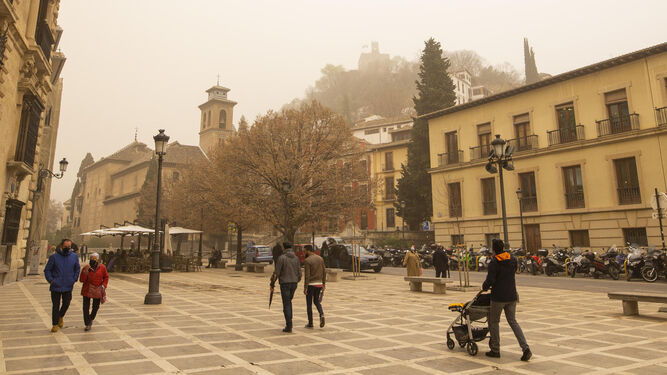 Imagen de archivo de lluvias con calima producidas en Granada en 2022
