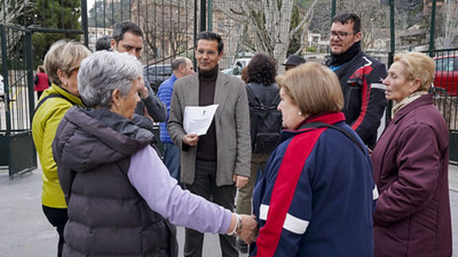 El portavoz del PSOE en el Ayuntamiento, Paco Cuenca, visita el pabellón Bola de Oro