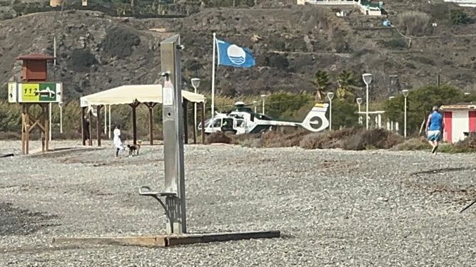 Imagen del helicóptero de rescate de la Guardia Civil en la Playa de Salobreña