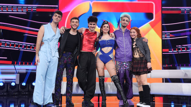 De izquierda a derecha: Juanjo, Lucas, Martín, Naiara, Paul Thin y Ruslana.