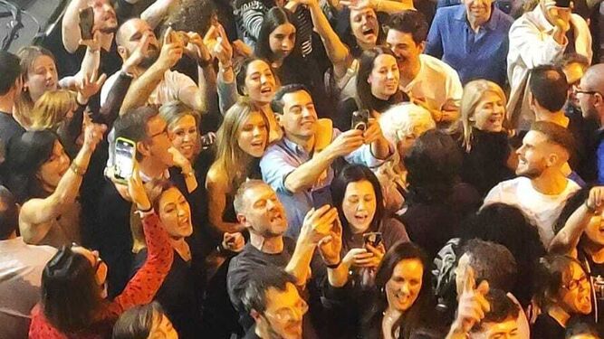 Juanma Moreno se toma un selfie en la Sala Aliatar.