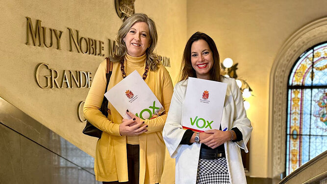 Beatriz Sánchez y Mónica Rodríguez, del grupo Vox en el Ayuntamiento de Granada.
