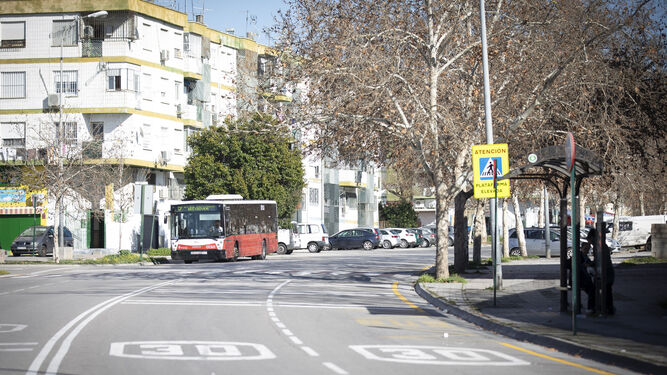 Imagen de un autobús por la zona Norte de Granada.