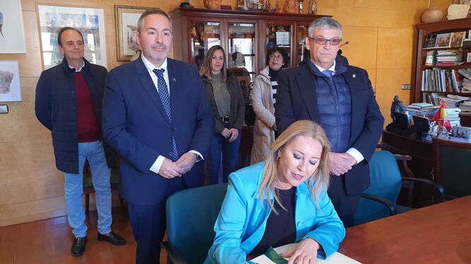 La consejera de Economía, Hacienda y Fondos Europeos, Carolina España, junto al alcalde accitano, Jesús Lorente, firmando el Libro de Honor