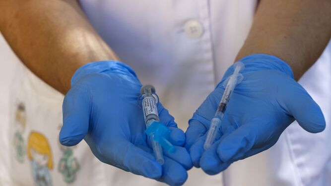 Sanitario muestra dos vacunas