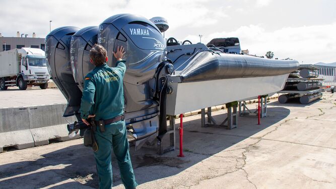 Un agente del Servicio Marítimo de la Guardia Civil observa la "narcolancha " de última generación incautada frente a la costa de Granada