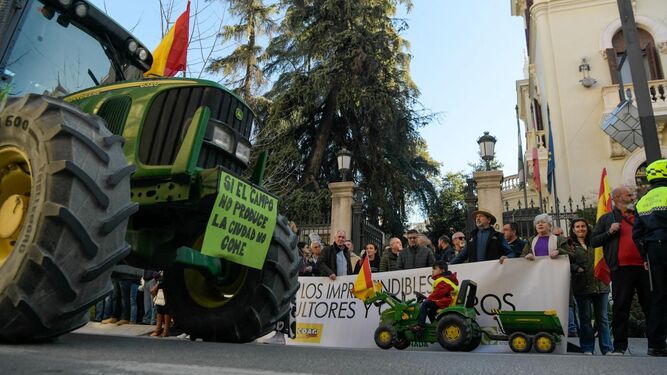 200 agricultores de Granada se concentran en Gran Vía para pedir "soberanía alimentaria" y trabajar con dignidad"