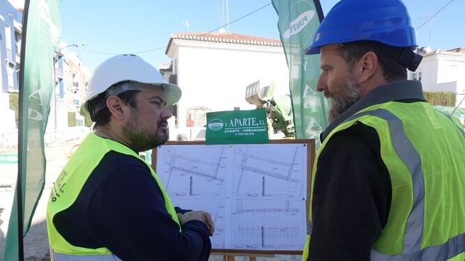Julio Pérez, alcalde, y el gerente de Aguasvira a las obras de remodelación de la calle Orquídeas