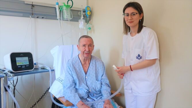 Marta Redondo, enfermera de Granada, junto a un paciente