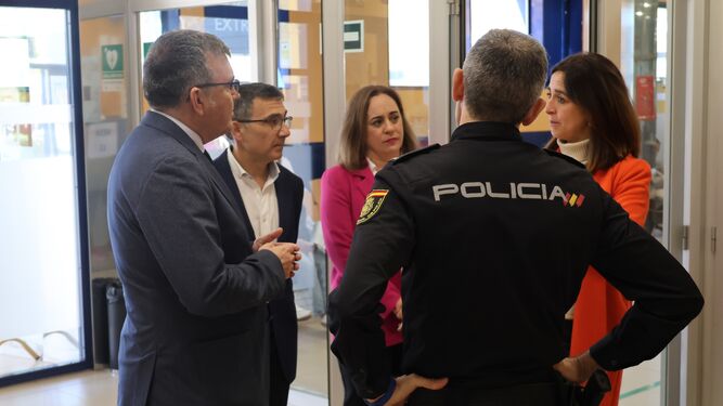 Montilla charla con el personal de la Oficina de Extranjería de Granada.
