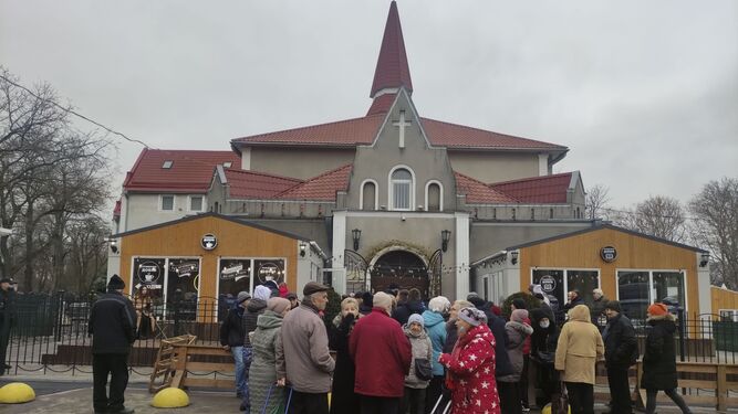 Desplazados de zonas cercanas al frente u ocupadas por Rusia reciben ayuda en una iglesia evangélica de Odesa.
