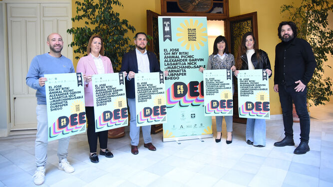 Diputada de Cultura, Pilar Caracuel, y el alcalde de Dílar, José Ramón Jiménez, a los lados del cartel del DeeFestival_1