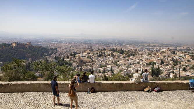 Vista aérea de Granada y el Área Metropolitana con una boina de contaminación