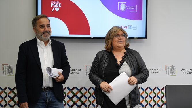 El viceportavoz de los socialistas, Jacobo Calvo, y la viceportavoz, Ana Muñoz