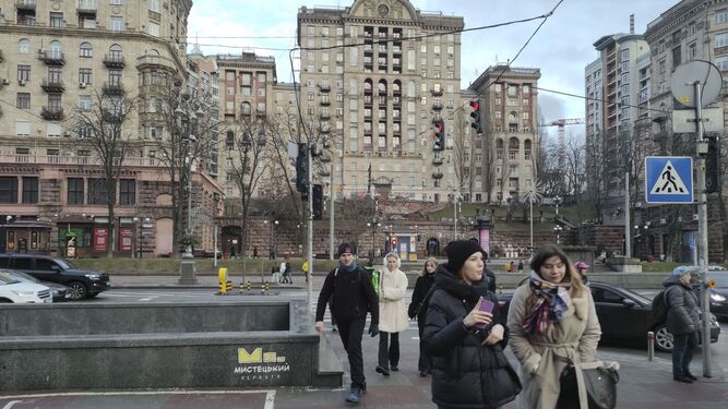 Residentes en Kiev pasean por el centro de la capital en vísperas del segundo aniversario de la invasión rusa.