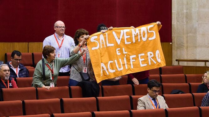 Vecinos de La Calahorra protestaron en el Parlamento de Andalucía contra la instalación de una planta de biogás en el municipio.