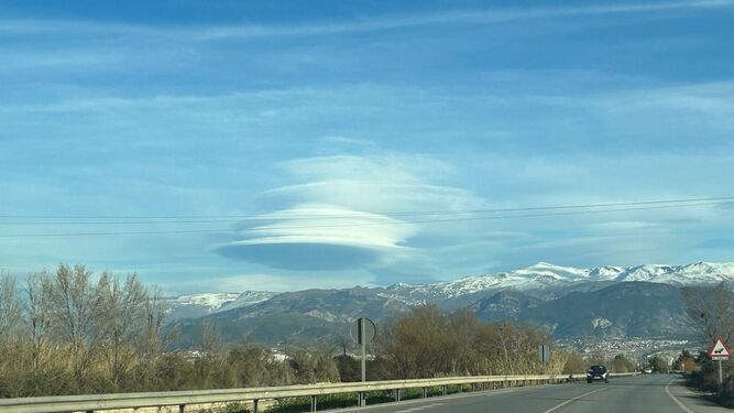 Una nube 'platillo volante' sobre Sierra Nevada, presagio de tormenta