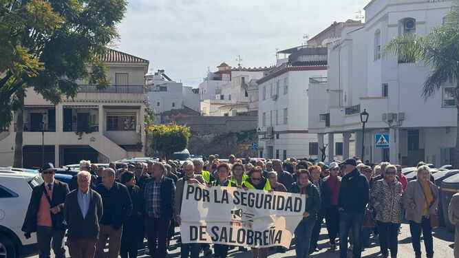 Vecinos de Salobreña se concentran para protestar por el aumento de robos en el municipio