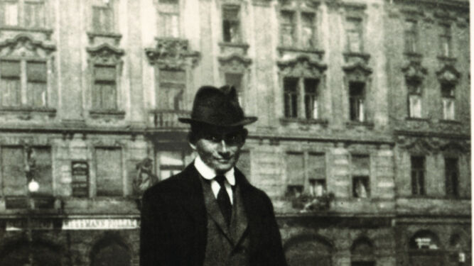 Imagen de Franz Kafka (Praga 1883-Klosterneuburg, 1924) en una calle de su ciudad natal