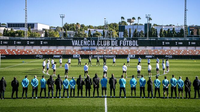 La plantilla del Valencia guardó este viernes un minuto de silencio.