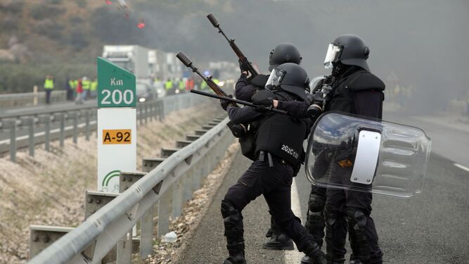 La policía  carga contra los agricultores  que han cortado la Autovía A92 a la altura de Huetor Tájar, Granada