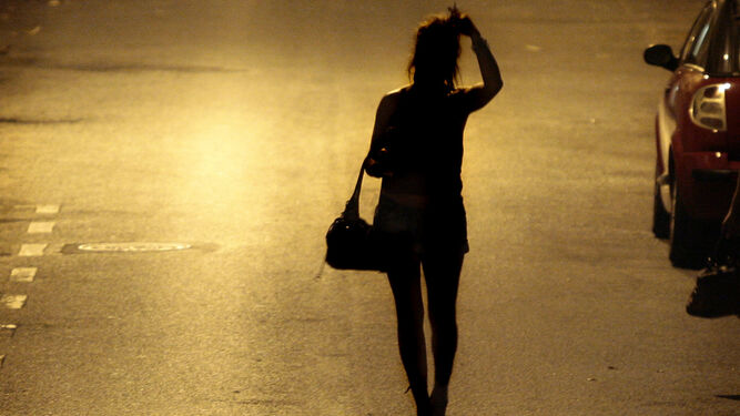 Mujer presuntamente dedicada a la prostitución caminando