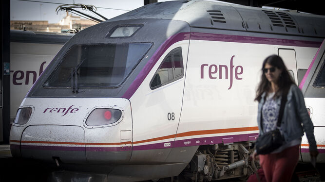 Una viajera pasa frente a un tren Avant en la estación de Granada