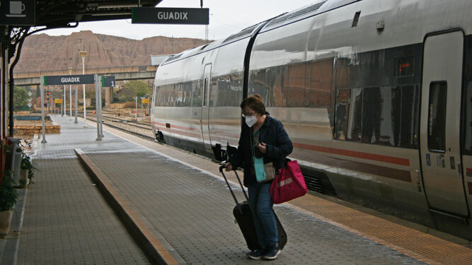 Una viajera baja de un tren procedente de Granada en la estación de Guadix