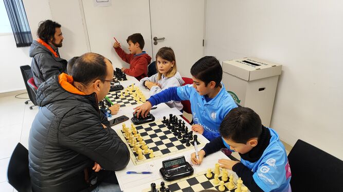 Varias partidas de ajedrez en La Zubia