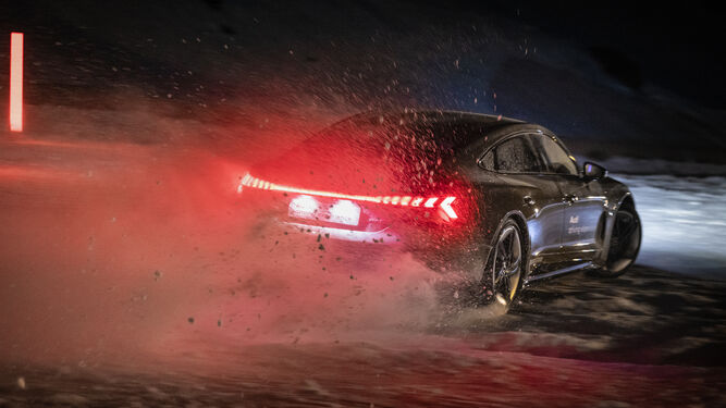 Los modelos Audi se han enfrentado a un desafiante circuito nocturno de hielo y nieve.