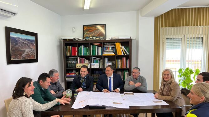 El diputado de Asistencia a Municipios, Eduardo Martos, e una reunión con representantes municipales de Darro y La Peza