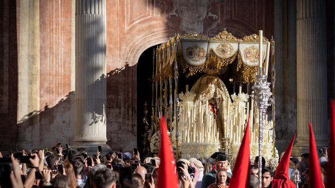 La Virgen de la Victoria 'reestrena' palio para el Domingo de Ramos
