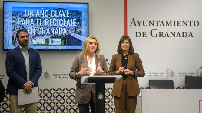 La alcaldesa de Granada, en la presentación de los datos de reciclaje de 2023.
