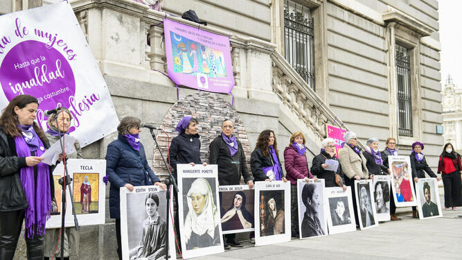 Concentración de la plataforma "Revuelta  de mujeres  en la iglesia " ante la catedral de La Almudena, de Madrid en 2023