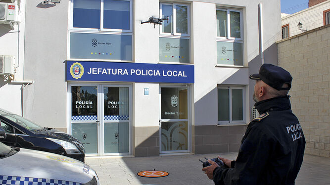 Un agente de la Policía Local de Huétor Tájar maneja el dron adquirido por el Ayuntamiento.