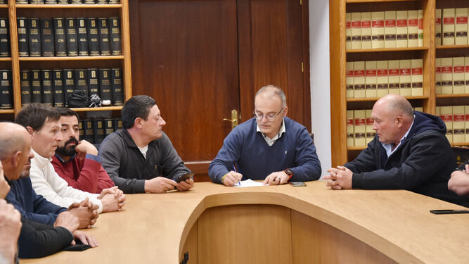 Reunión del alcalde de Baza, Pedro J. Ramos, con los trabajadores de Valoriza