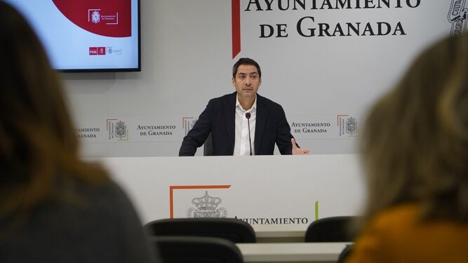 El concejal del PSOE, Eduardo Castillo, en rueda de prensa