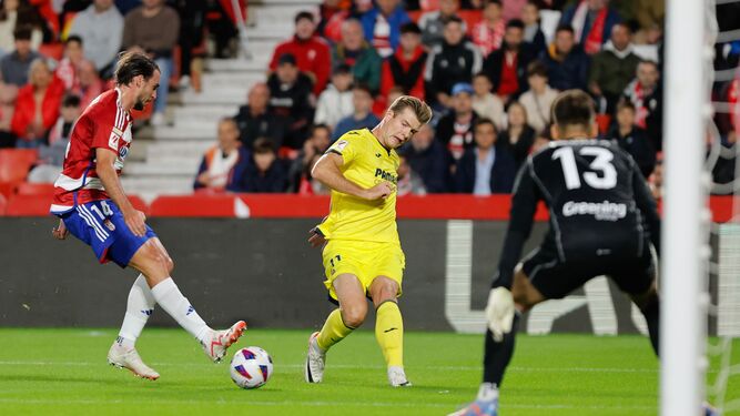 Un ataque del Villarreal en el partido de la primera vuelta en Granada