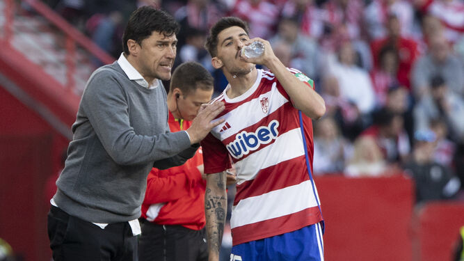 Alexander Medina da instrucciones a Carlos Neva en el partido ante el Almería.