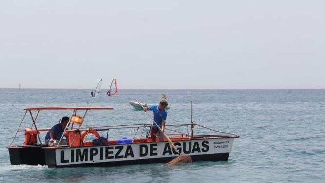 Proponen la contratación de barcos de limpieza para las playas de Salobreña en la temporada de verano