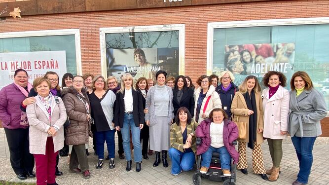 Manuela Bertos y otras representantes socialistas tras un encuentro con asociaciones de mujeres de la provincia en marco del 8M