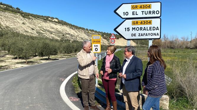 José María Villegas, Josefa Ramírez, Pepe Entrena y Remedios Gámez en el inicio de la carretera que conecta Cacín con El Turro