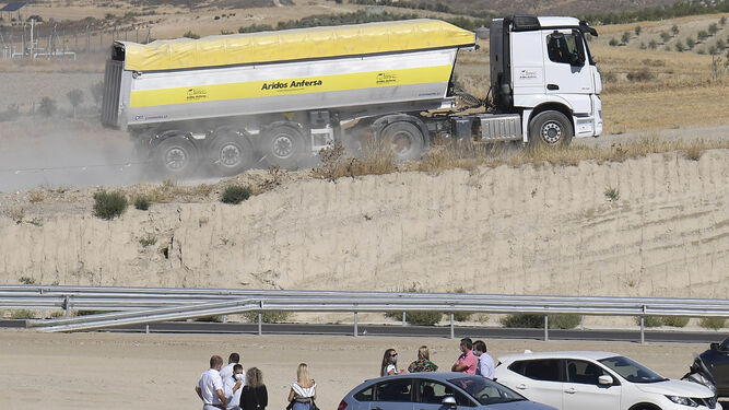 Un camión de Áridos Anfersa durante las obras de la Segunda Circunvalación de Granada