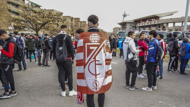 Aficionados del Granada, en las inmediaciones del estadio