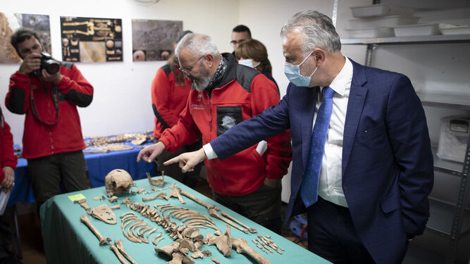 El ministro de Política Territorial y Memoria Democrática, Ángel Víctor Torres, visita los restos óseos hallados en Granada