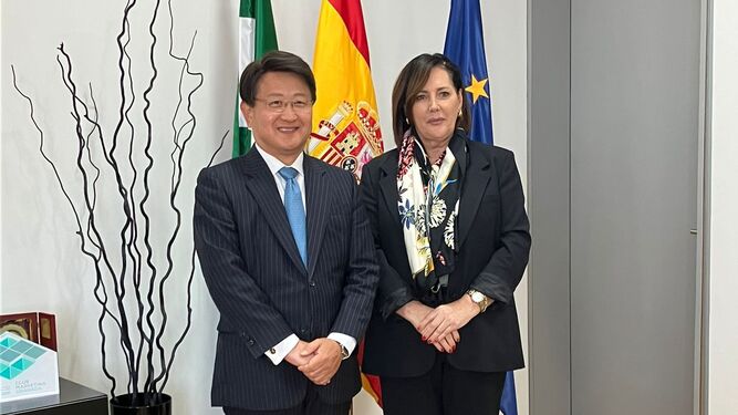 El embajador de Corea del Sur en España, Bahk Sahnghoon, y la vicepresidenta de Cámara Granada, Amalia Torres-Morente, en la sede de Cámara Granada