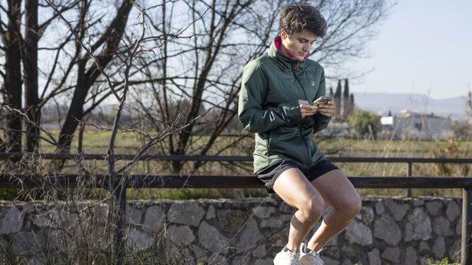 María Pérez, tras un entrenamiento, atiende a sus compromisos por el móvil, una herramienta clave para compaginar vida profesional y personal