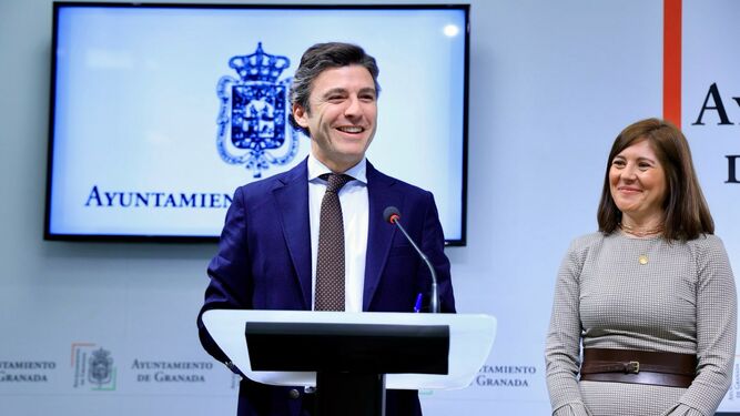 El portavoz del equipo de Gobierno, Jorge Saavedra, con la concejal de Limpieza, Ana Sánchez.