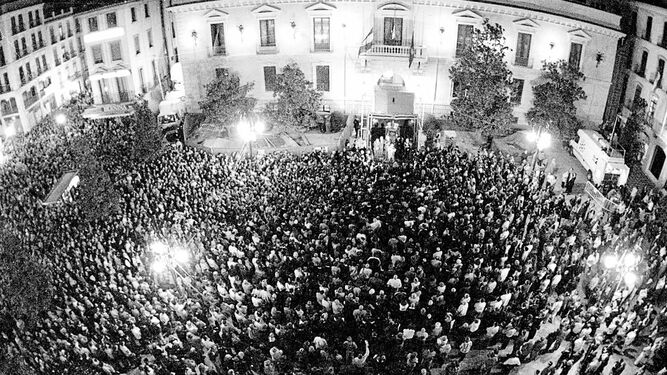 Más de cien mil granadinos se manifestaron para repudiar el asesinato del fiscal Luis Portero.